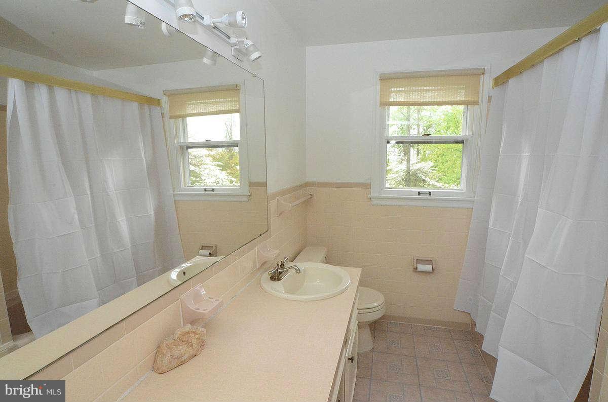 24305 Ridge Road Damascus, MD 20872 - Photo 21 of 26 Bath