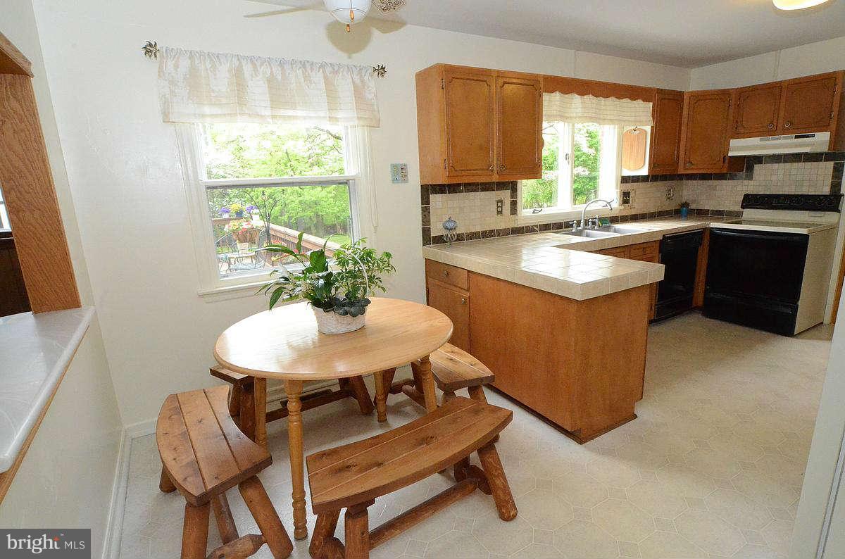 24305 Ridge Road Damascus, MD 20872 - Photo 5 of 26 Kitchen