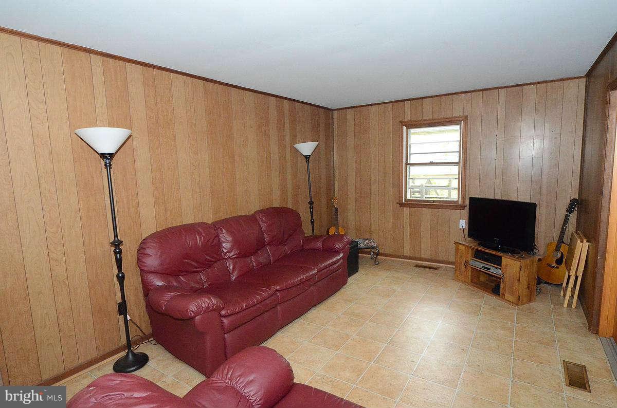 24305 Ridge Road Damascus, MD 20872 - Photo 6 of 26 Living Room