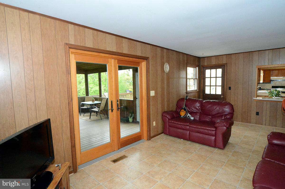 24305 Ridge Road Damascus, MD 20872 - Photo 7 of 26 Living Room