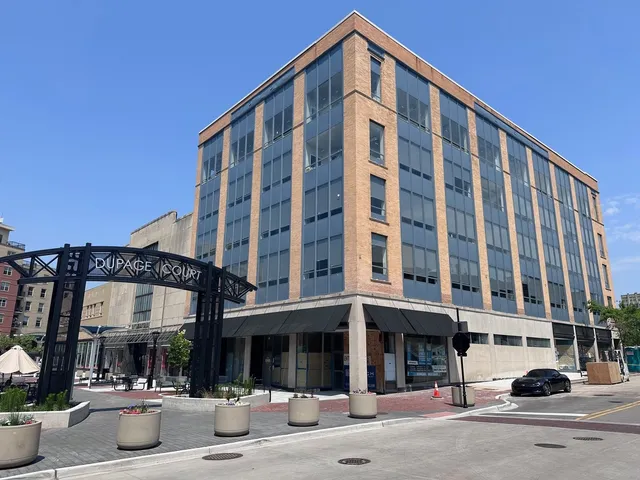 $1,675 | 40 Dupage Court, Unit 503, Elgin, IL 60120