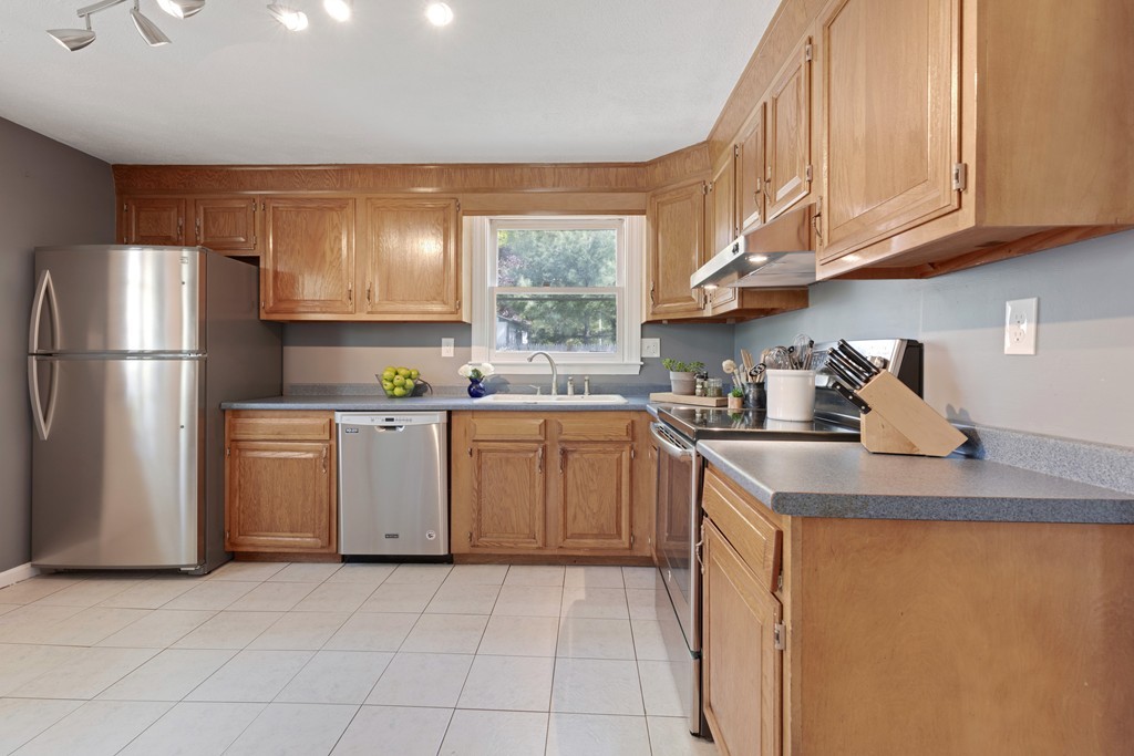 19 Burt Road Wilmington, MA 01887 - Photo 6 of 30