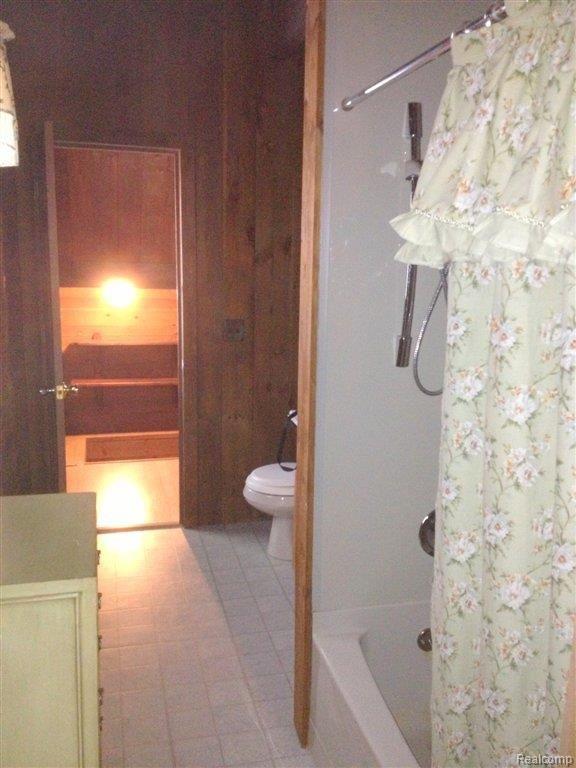 747 South Bull Run Road Fowlerville, MI 48836 - Photo 15 of 23 Bath.jpg