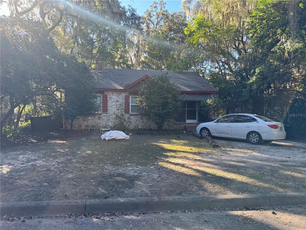 a view of a yard in front of a house