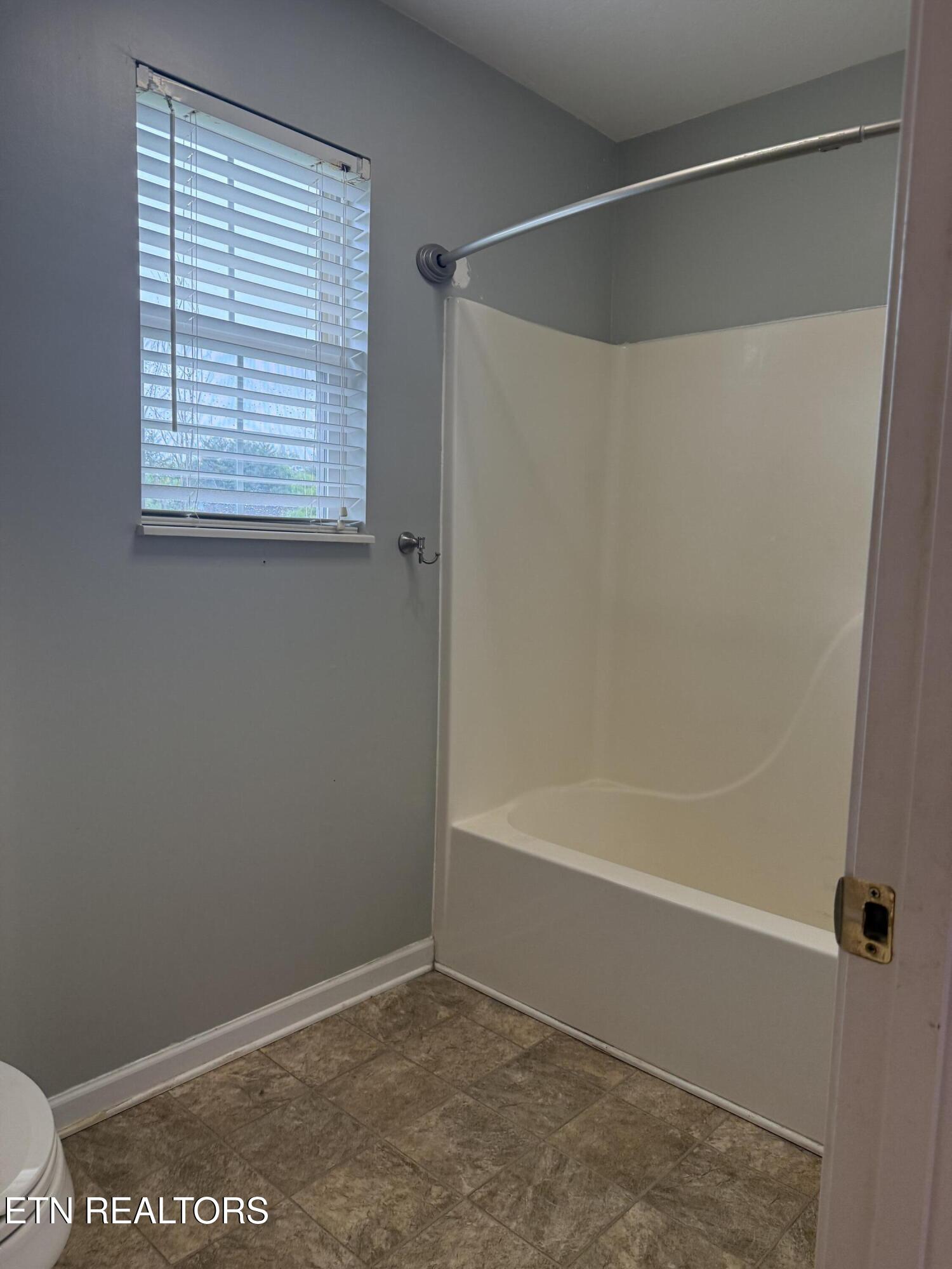7847 Dawnview Road Powell, TN 37849 - Photo 15 of 38 Owners Bath