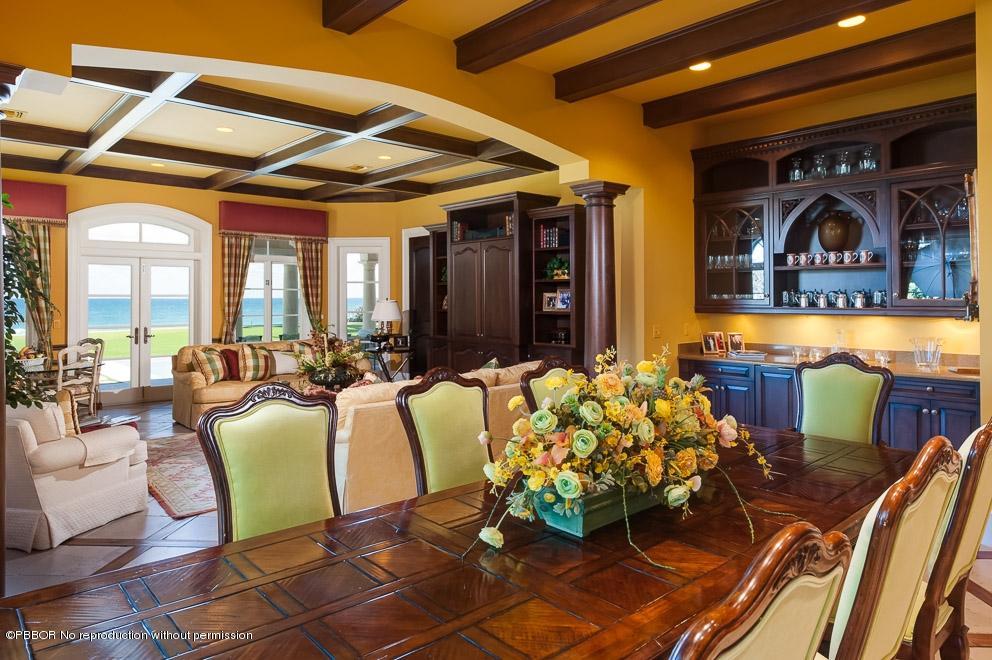 Breakfast Room and Bar