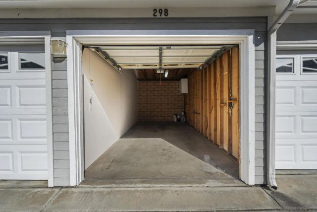 a view of yard with green space