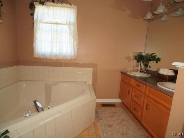 4125 Ross Road Bethlehem, PA 18020 - Photo 21 of 34 Gallery Image 21