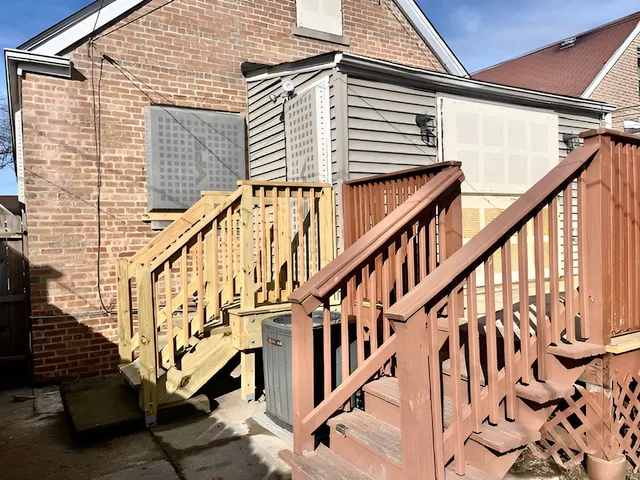a view of entryway with wooden floor and fence