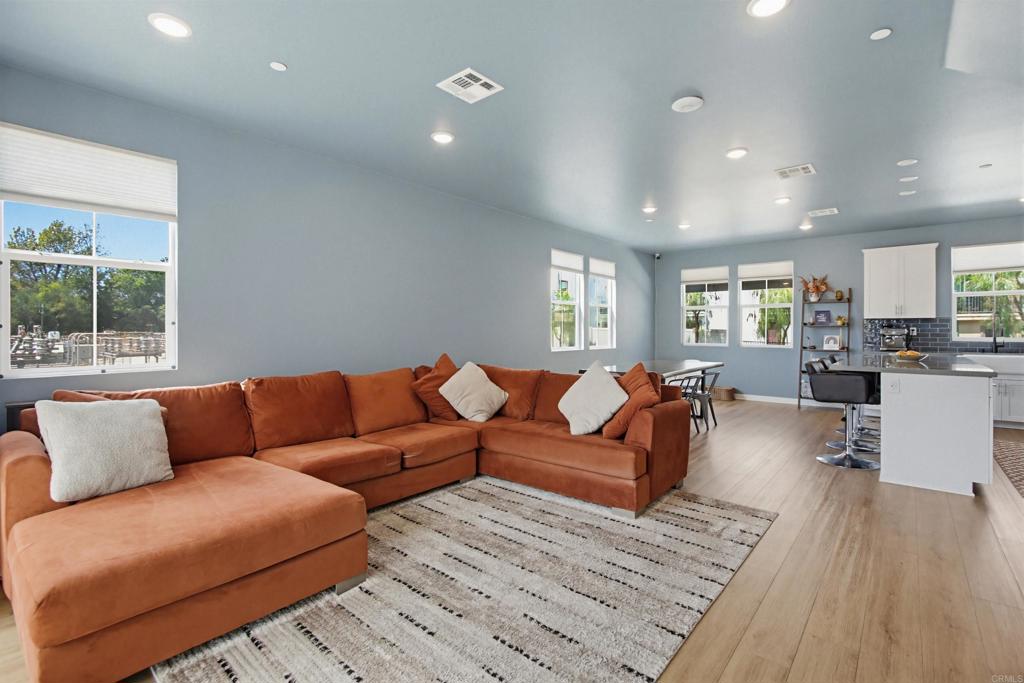 437 Jupiter Escondido, CA 92025 - Photo 4 of 44 Living Room