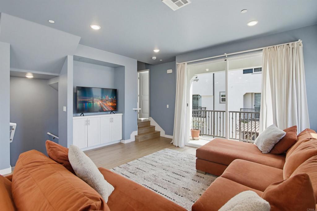 437 Jupiter Escondido, CA 92025 - Photo 7 of 44 Living Room