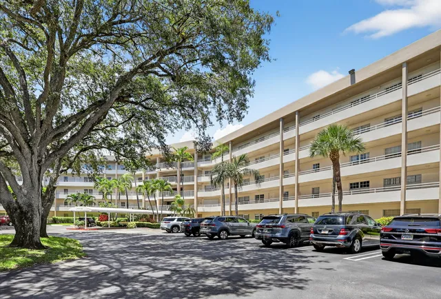 $310,000 | 3960 Oaks Clubhouse Drive, Unit 504, Pompano Beach, FL 33069