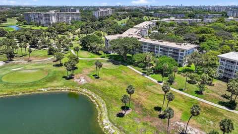 $310,000 | 3960 Oaks Clubhouse Drive, Unit 504, Pompano Beach, FL 33069