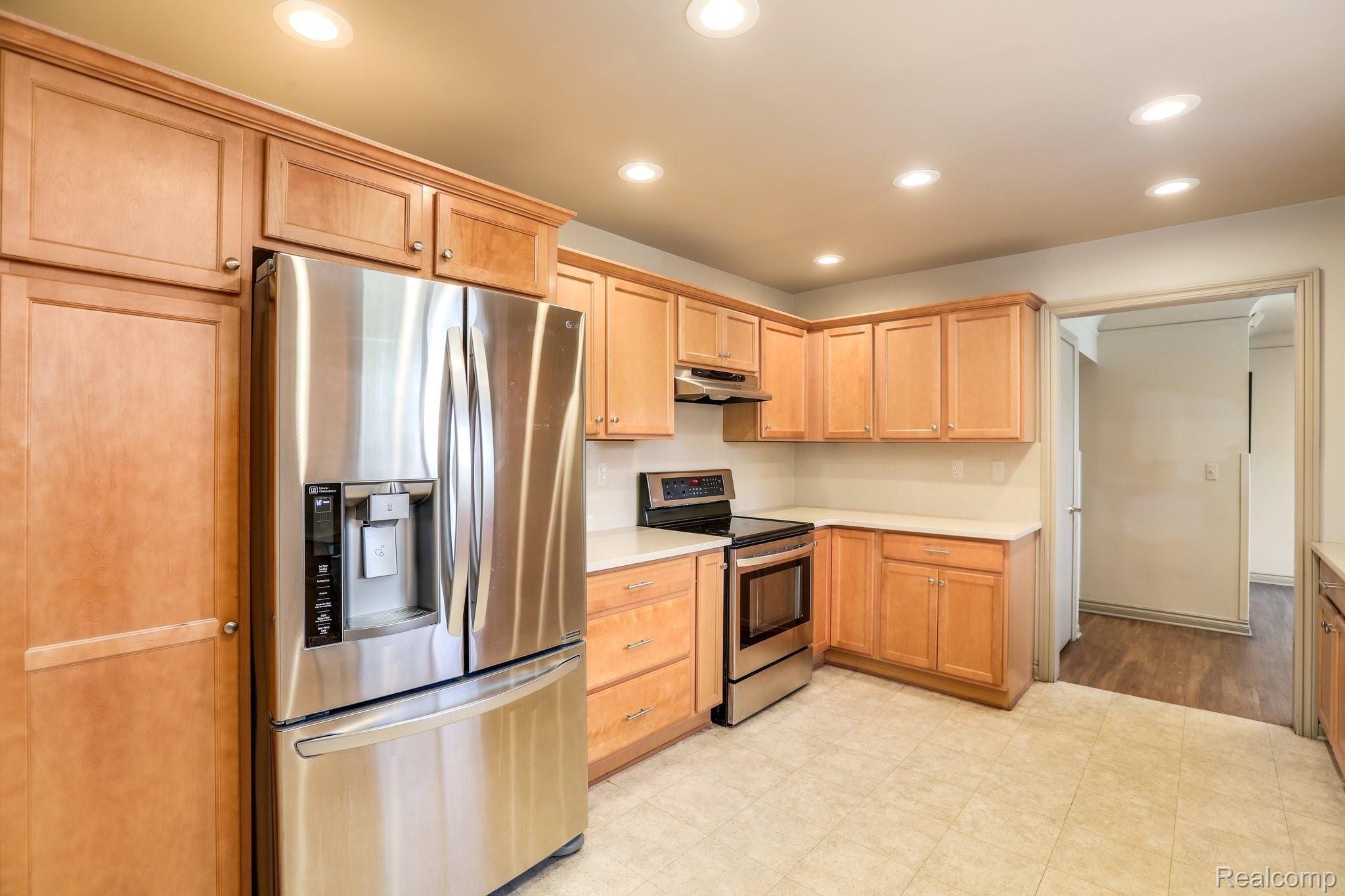 25304 Farmington Road Farmington, MI 48336 - Photo 22 of 62 Kitchen with abundant storage and counter space.