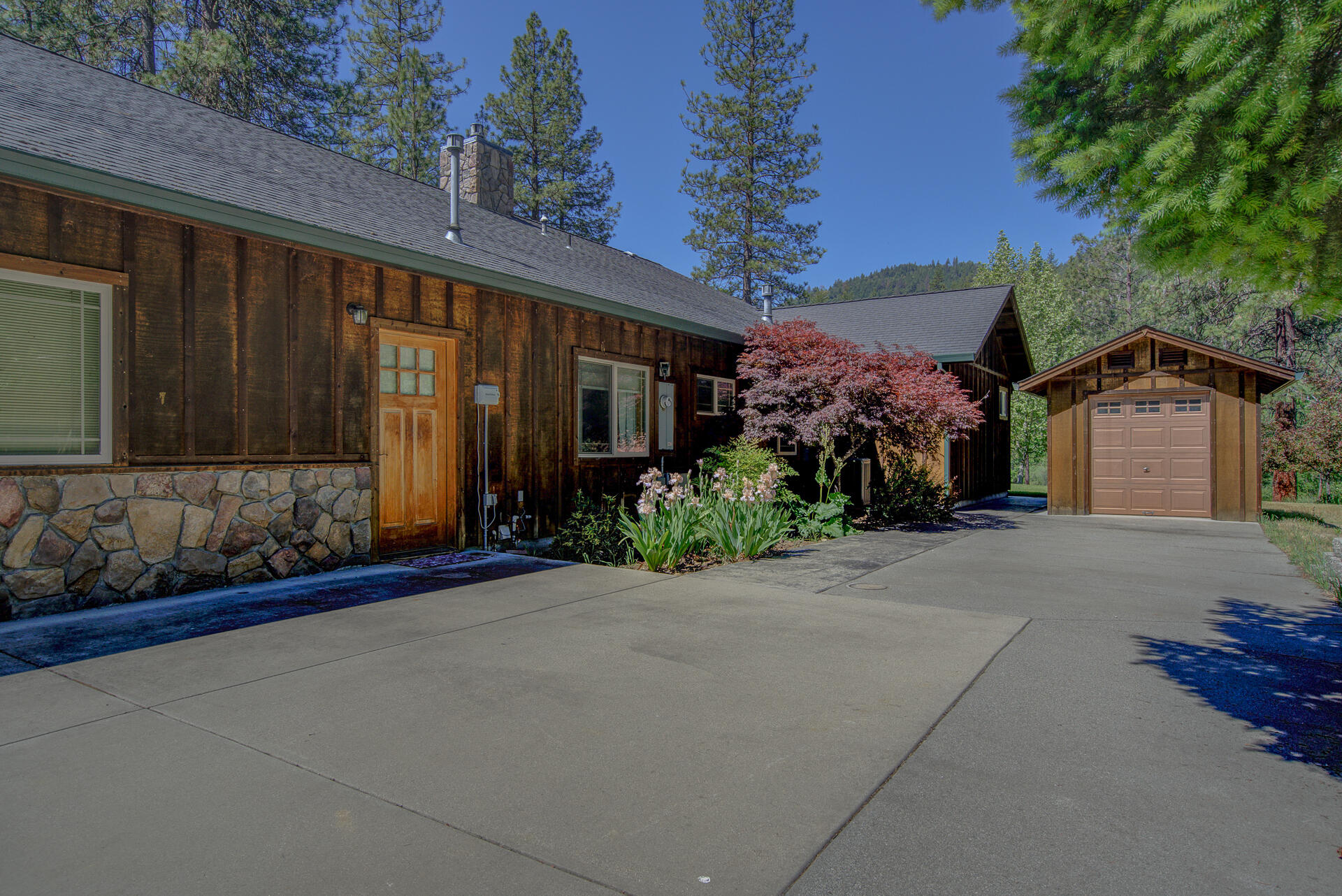 2490 Goose Ranch Road Lewiston, CA 96052 - Photo 26 of 38 a front view of a house having yard