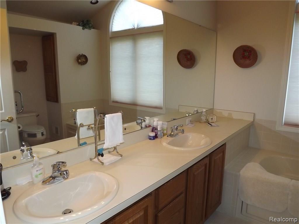 986 Pine Trail Drive Rochester Hills, MI 48307 - Photo 18 of 20