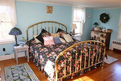 31 Hallet Lane Chatham, MA 02633 - Photo 17 of 22 a bed sitting in a bedroom next to a window