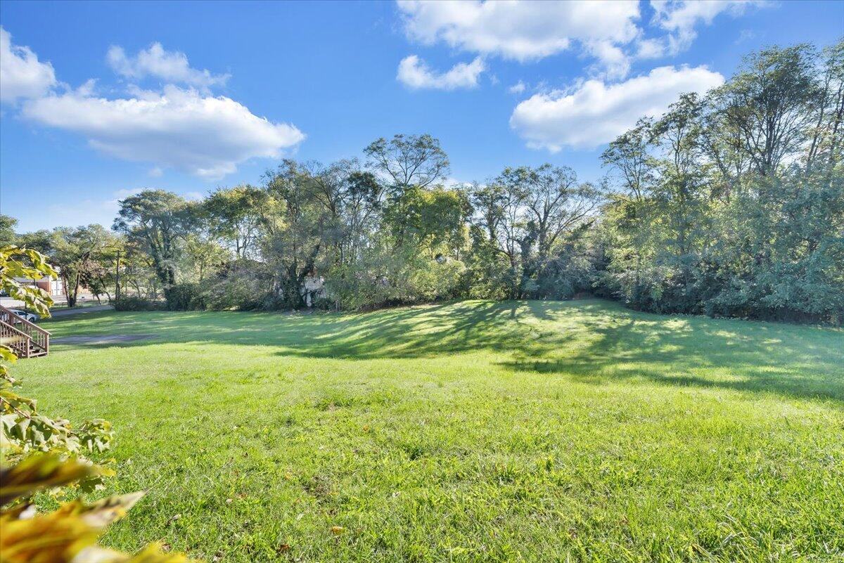 a view of a yard with a house