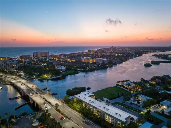 $370,000 | 6451 Elmwood Avenue, Unit H, Sarasota, FL 34231
