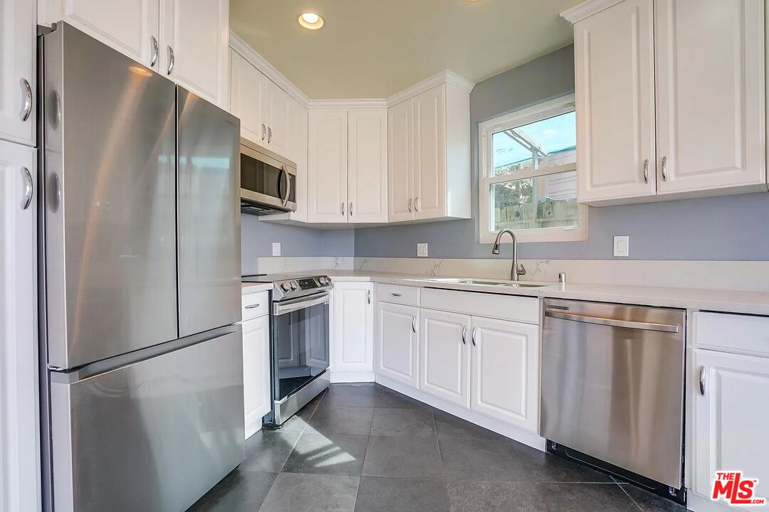2019 Hillcrest Road Los Angeles, CA 90068 - Photo 6 of 10