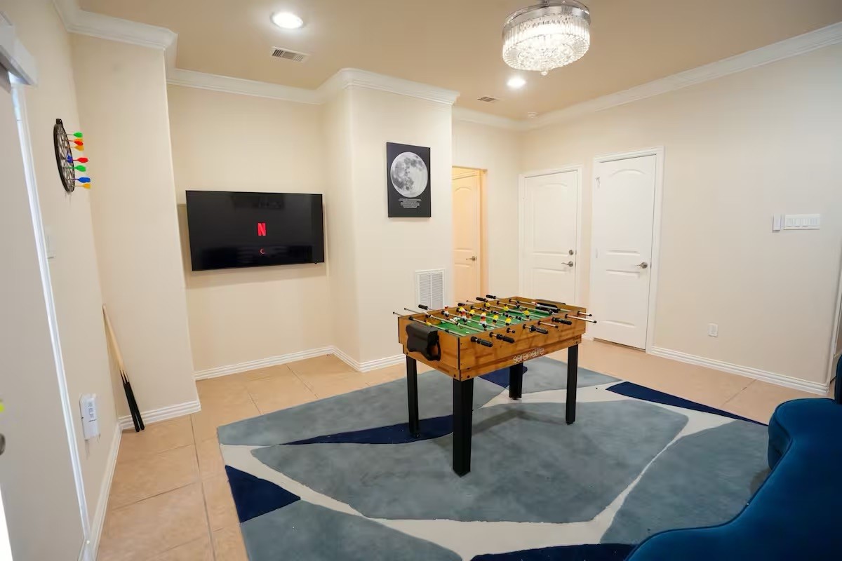 5625 Dolores Street, Unit B Houston, TX 77057 - Photo 19 of 40 a living room with table and a flat screen tv
