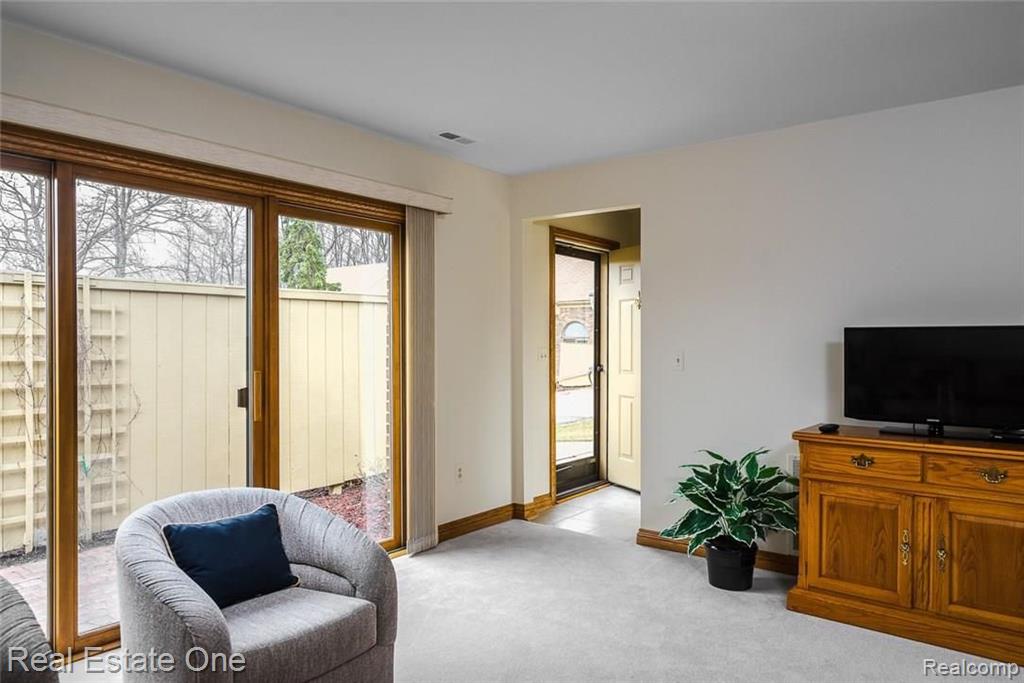 2379 Rochelle Park Drive Rochester Hills, MI 48309 - Photo 8 of 24