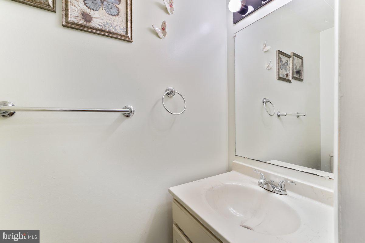 376 Catamount Road Oxford, PA 19363 - Photo 16 of 47 Powder Room