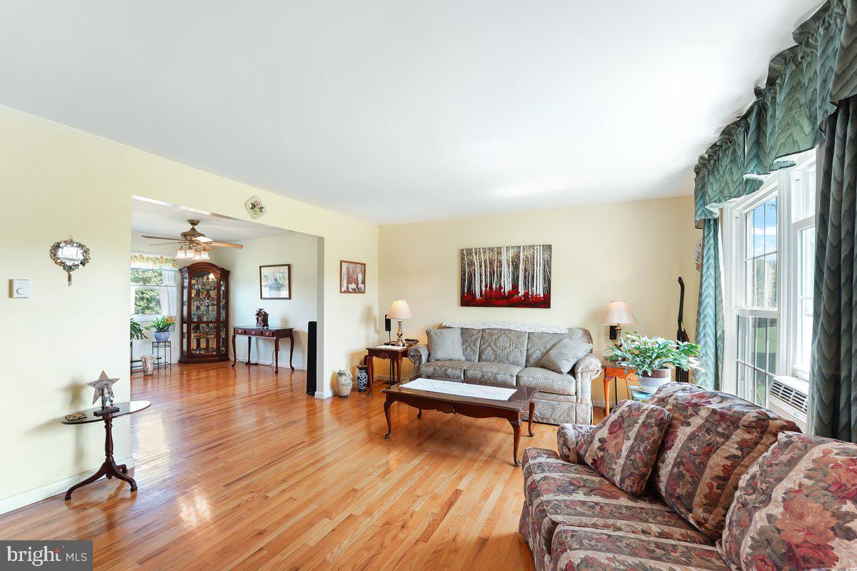 376 Catamount Road Oxford, PA 19363 - Photo 4 of 47 Living Room