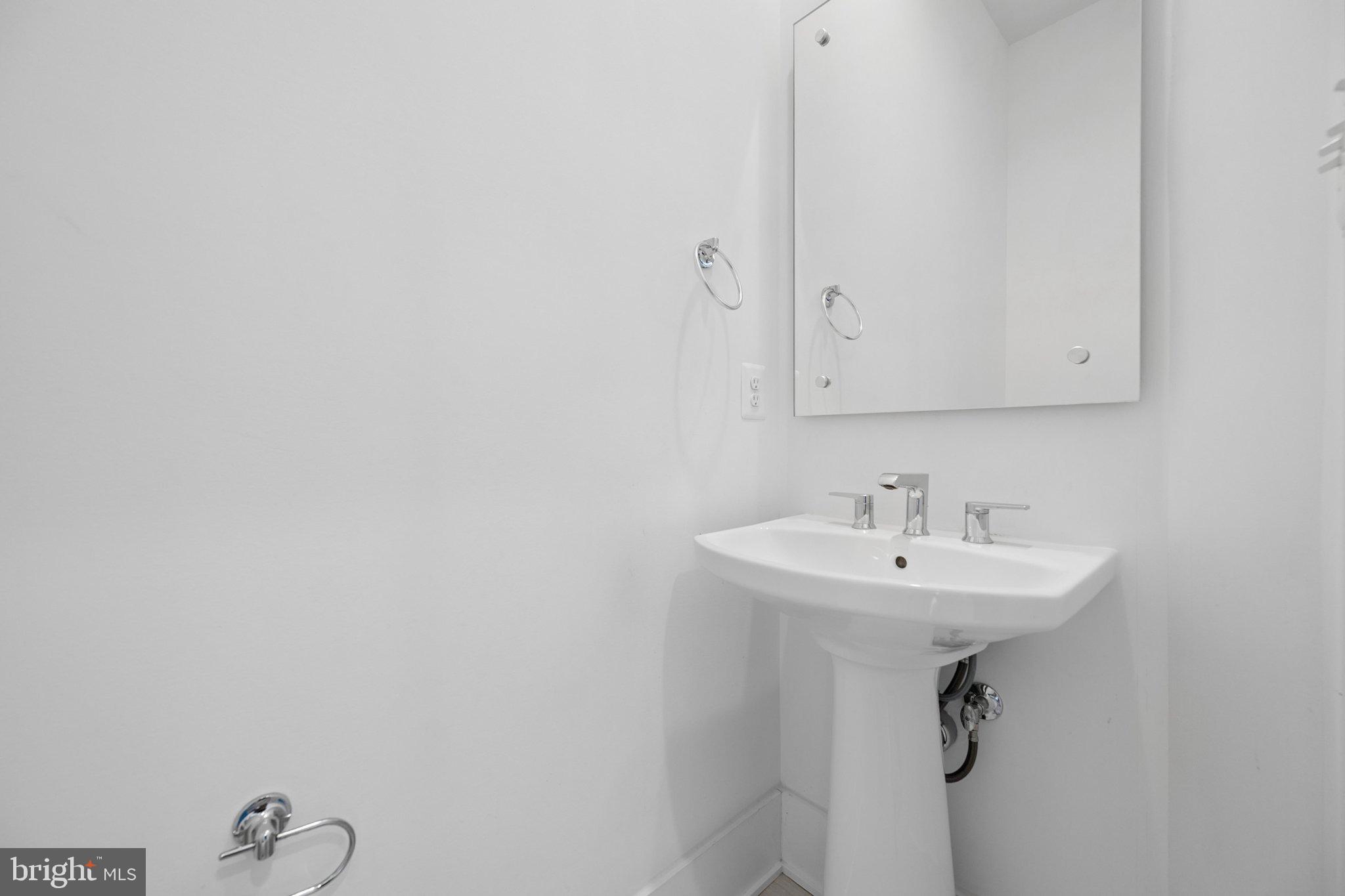 11344 Emerald Park Road Potomac, MD 20854 - Photo 16 of 38 Main level powder room
