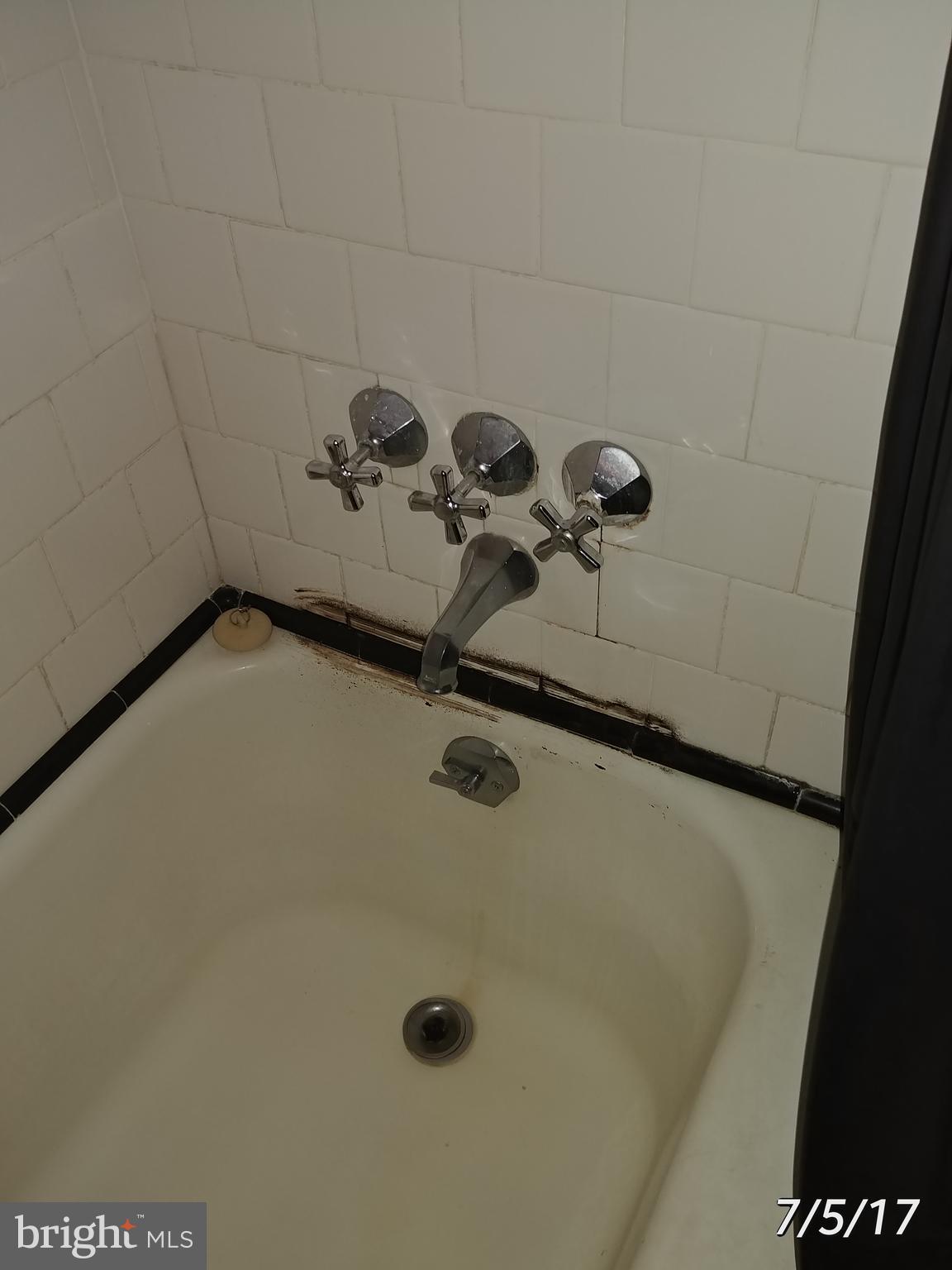 808 Wicklow Road Baltimore, MD 21229 - Photo 4 of 9 Bath