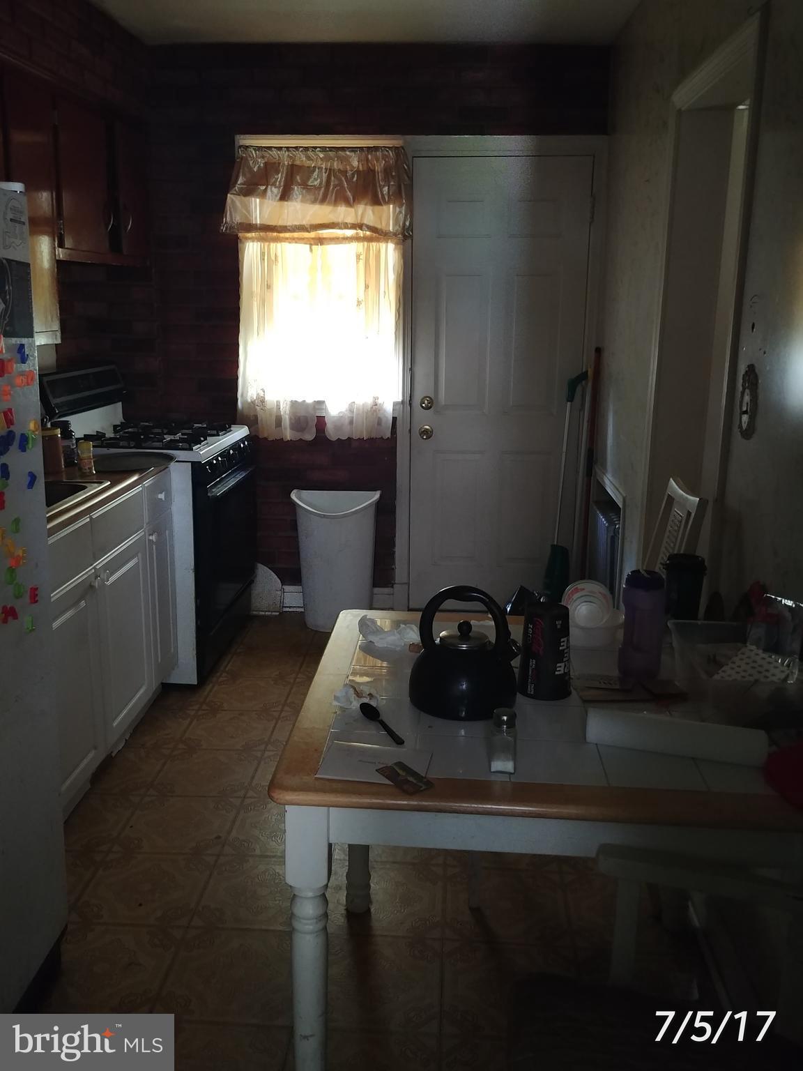 808 Wicklow Road Baltimore, MD 21229 - Photo 5 of 9 Kitchen