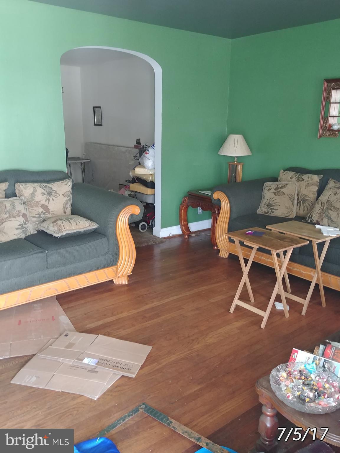 808 Wicklow Road Baltimore, MD 21229 - Photo 9 of 9 Living Room