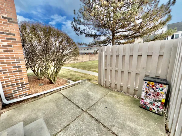 $168,000 | 35466 Stillmeadow Lane, Clinton Township, MI 48035