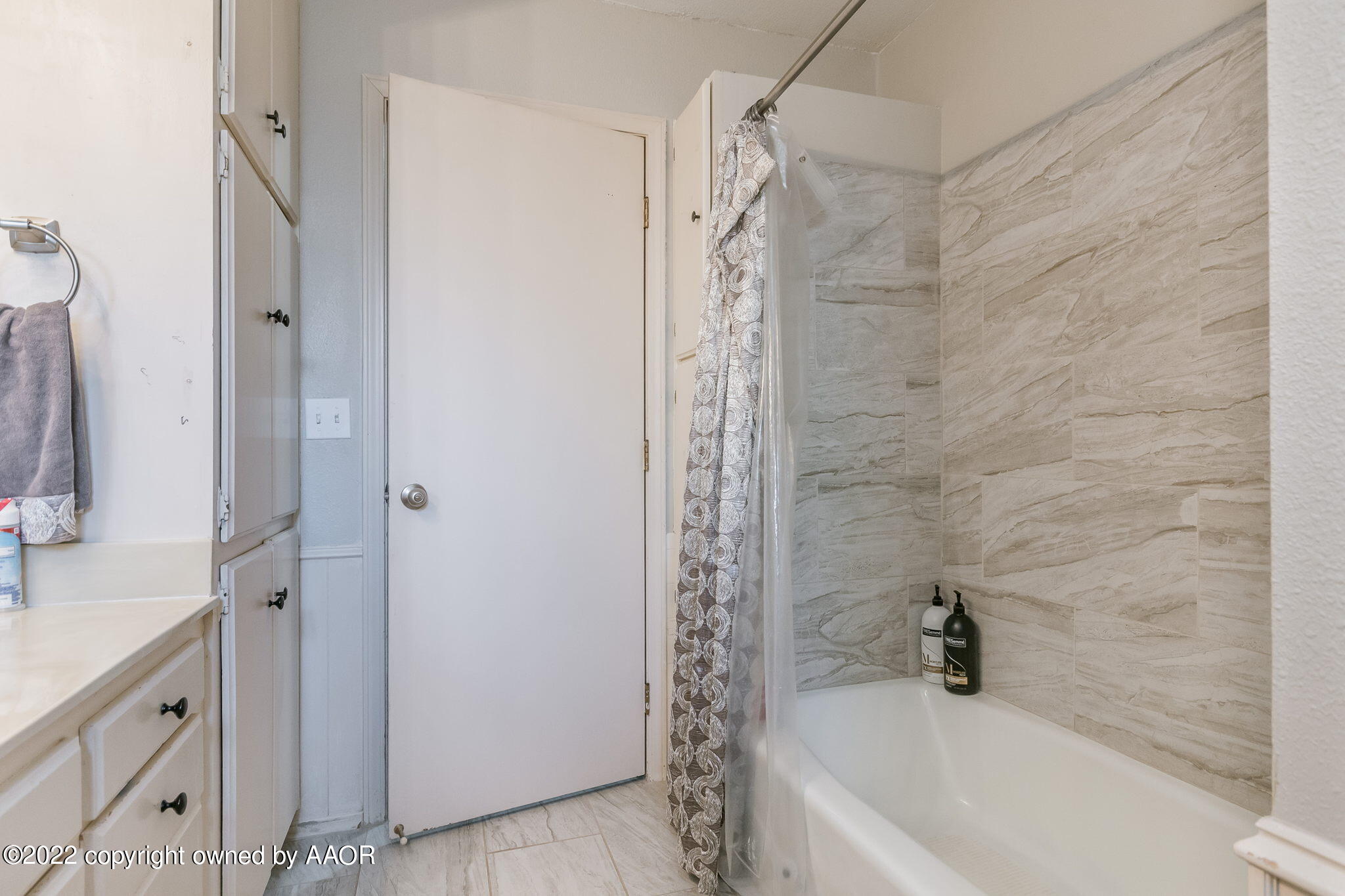 8205 Lamount Drive Amarillo, TX 79110 - Photo 17 of 21 a bathroom with a bathtub and a sink