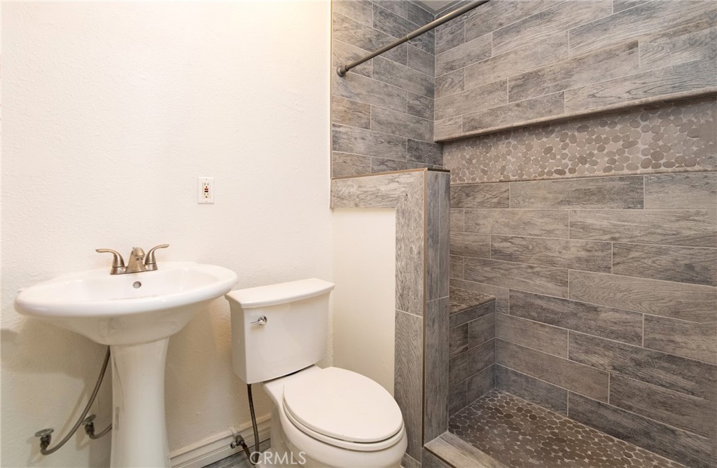 8995 Victoria Avenue South Gate, CA 90280 - Photo 12 of 33