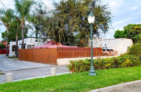 a view of a backyard