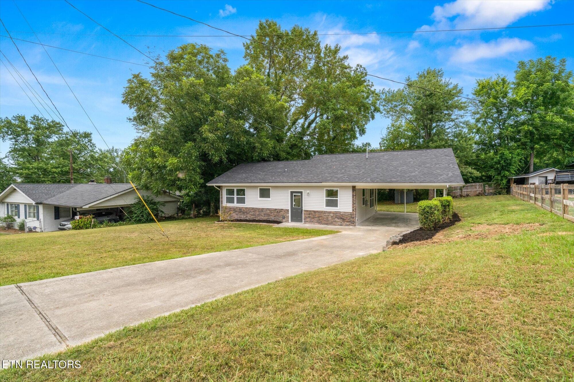 103 Parsons Road Oak Ridge, TN 37830 - Photo 2 of 27 a front view of a house with a yard