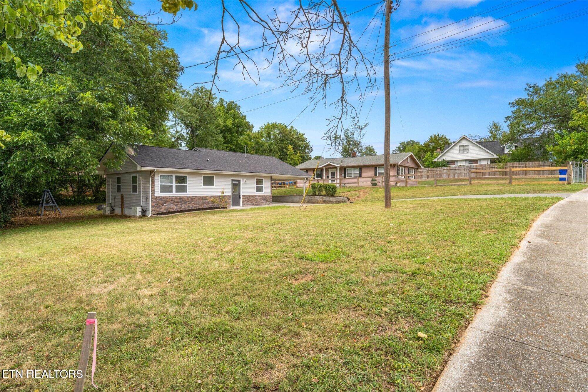 103 Parsons Road Oak Ridge, TN 37830 - Photo 3 of 27 a view of a house with a swimming pool