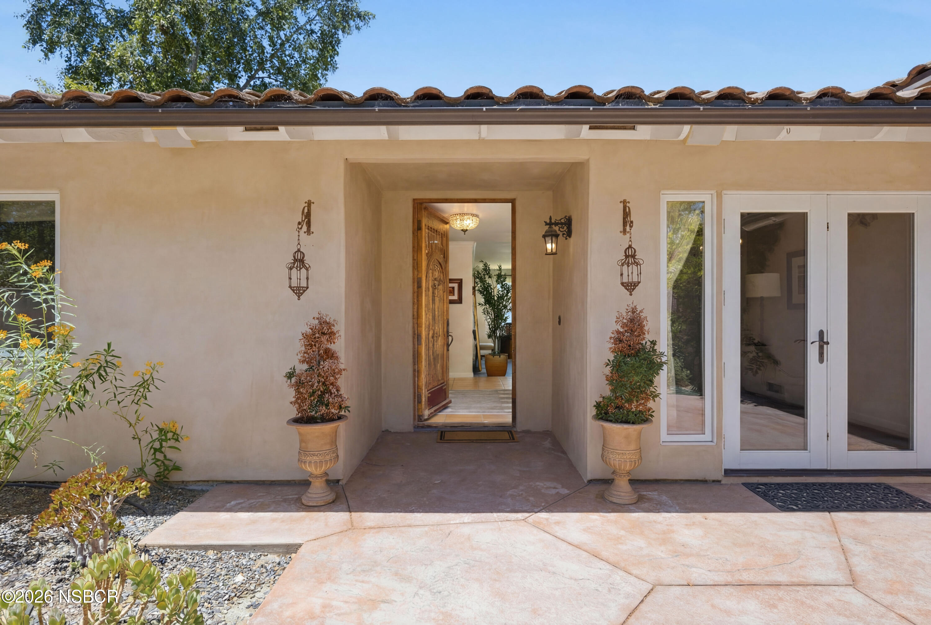 1221 N Refugio