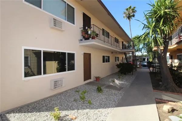 $2,675 | 1010 East 32nd Street, Unit B, Signal Hill, CA 90755