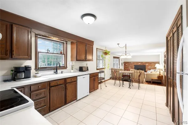 $342,000 | 4059 Pawnee Drive, Liverpool, NY 13090