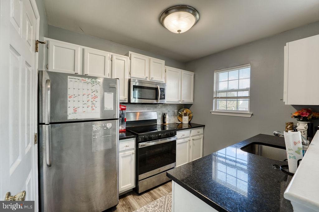 124 Vincent Circle Middletown, DE 19709 - Photo 8 of 19 a kitchen with stainless steel appliances a refrigerator stove microwave and sink
