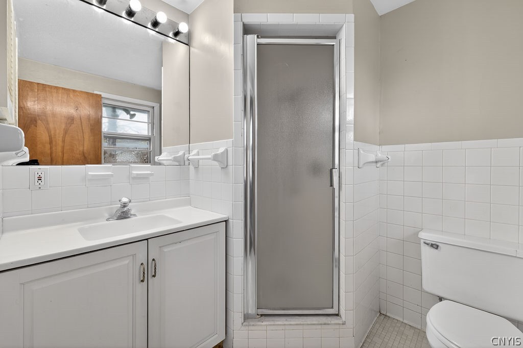 166 Terrace Way Camillus, NY 13031 - Photo 38 of 49 Bedroom #4 En-Suite Bathroom with Tiled Walls and