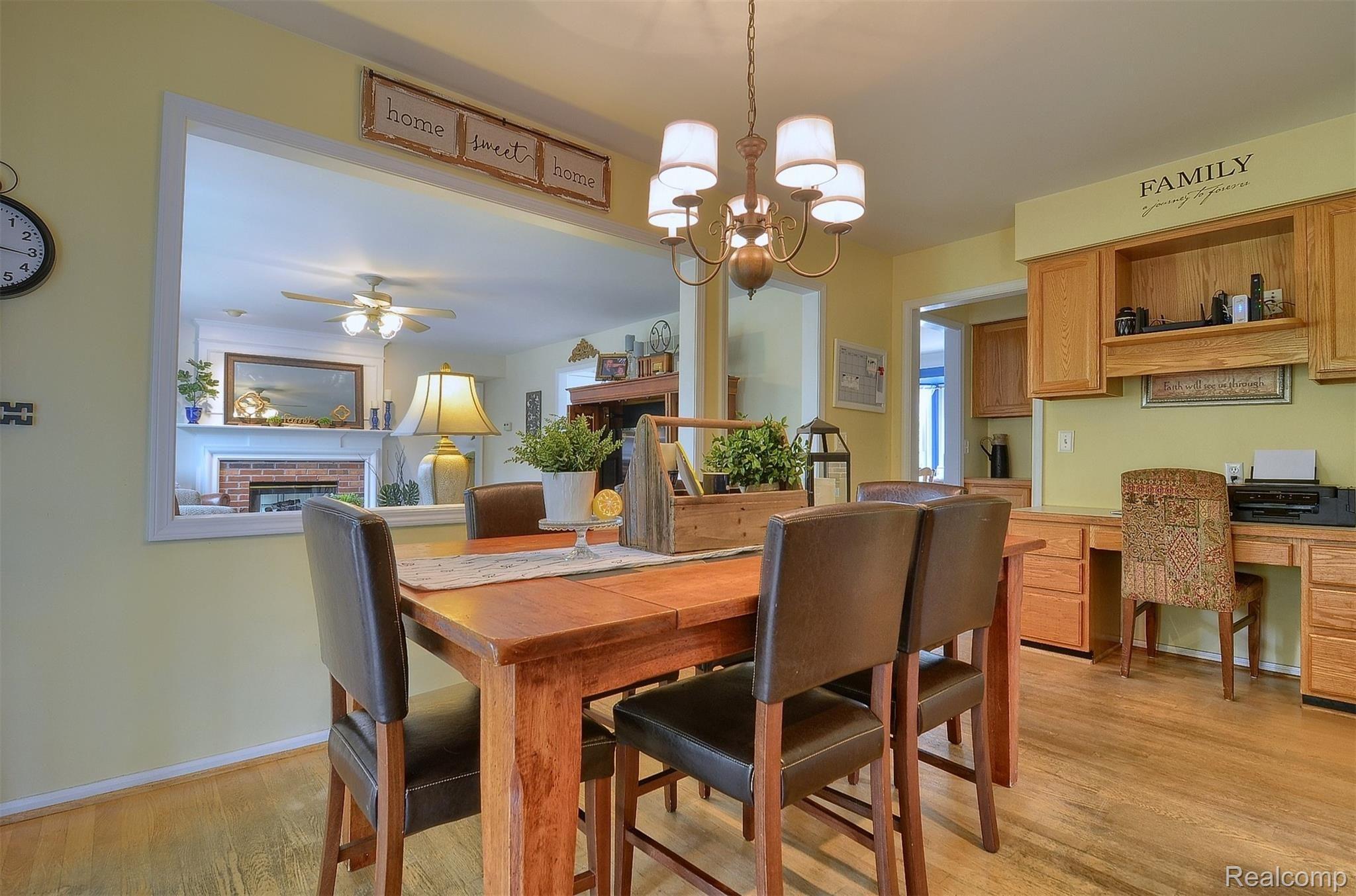 4936 Manchester Court Rochester, MI 48306 - Photo 20 of 51 20-Breakfast Nook 2nd View.jpg