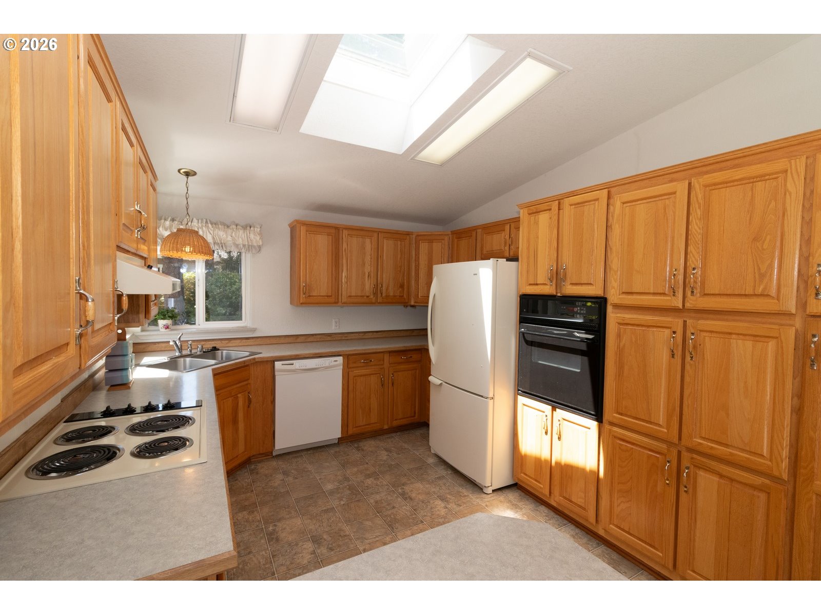 499 Sherwood Loop Florence, OR 97439 - Photo 19 of 39 a kitchen with stainless steel appliances a refrigerator and a stove
