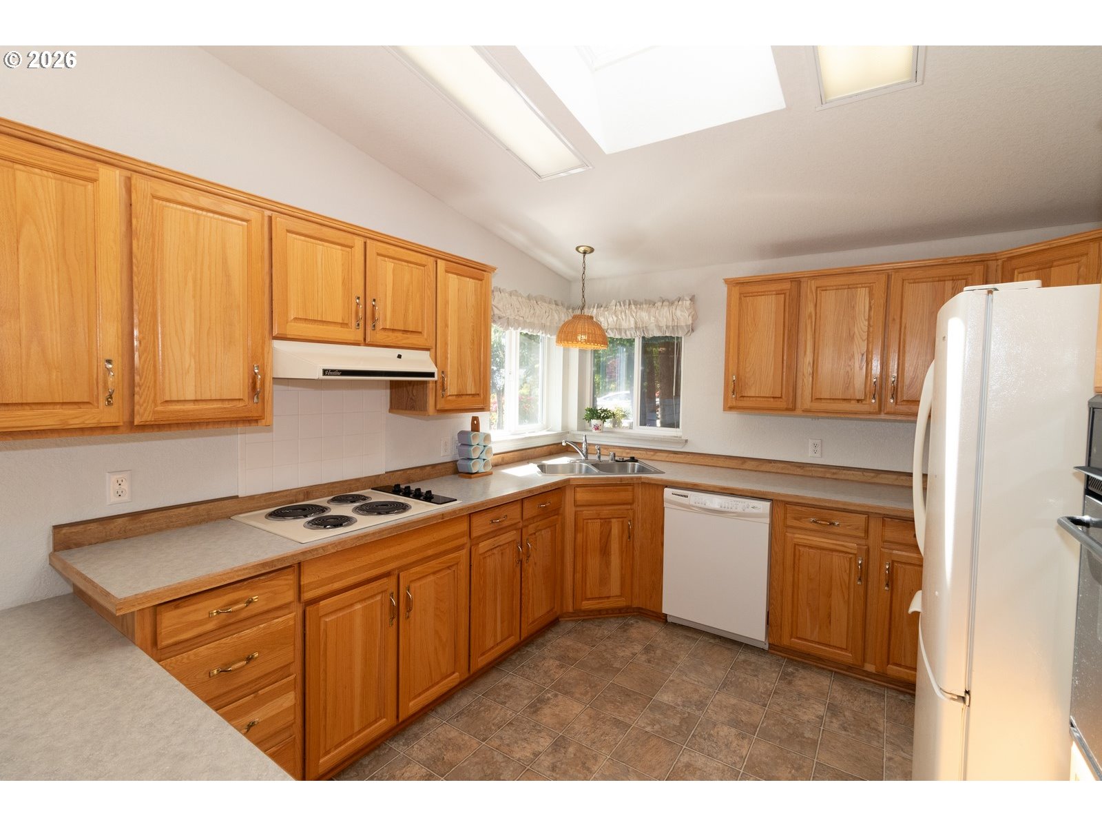 499 Sherwood Loop Florence, OR 97439 - Photo 20 of 39 a kitchen with stainless steel appliances granite countertop a stove a sink dishwasher and a refrigerator