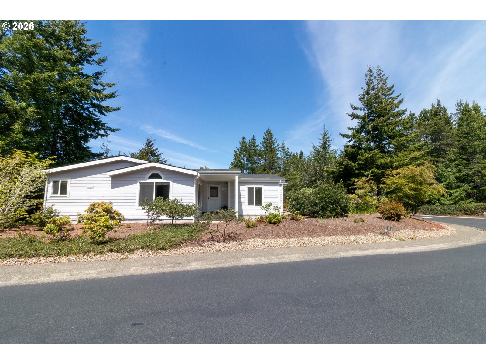 499 Sherwood Loop Florence, OR 97439 - Photo 2 of 39 a front view of a house with a yard