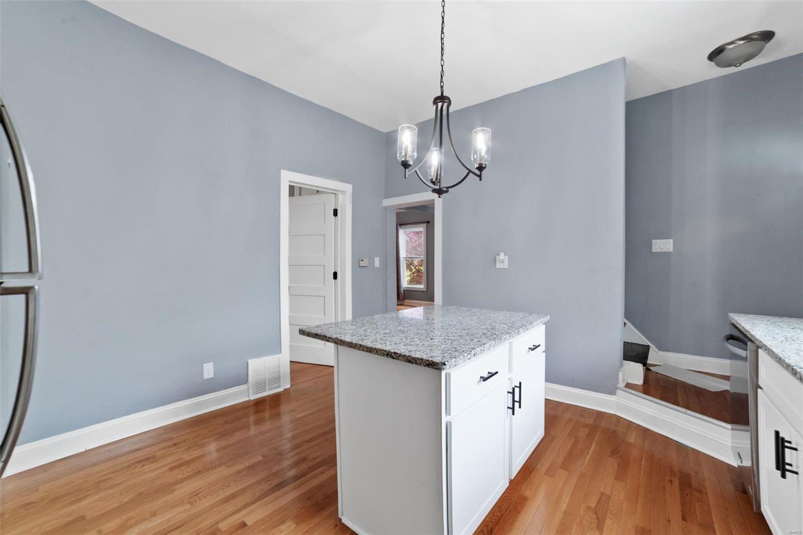 5144 Heege Road St. Louis, MO 63123 - Photo 9 of 20 Gallery Image 9