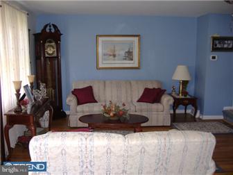 635 Wayne Avenue Springfield, PA 19064 - Photo 2 of 12 Living Room