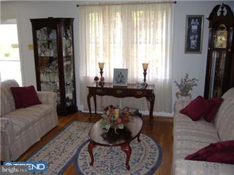 635 Wayne Avenue Springfield, PA 19064 - Photo 3 of 12 Living Room